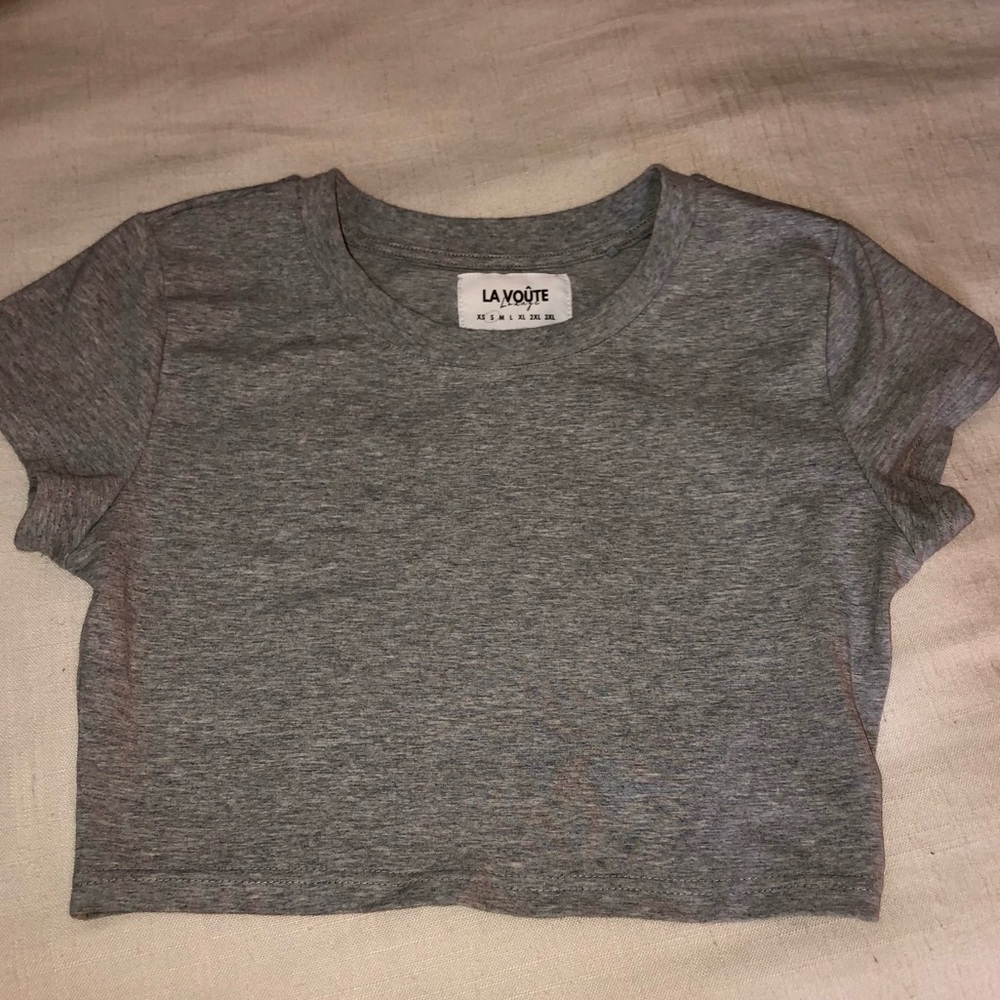 Grey cropped stretchy tee.
